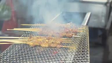 4K实拍夏日烧烤美食羊肉串小吃街视频的预览图